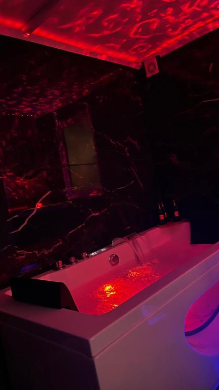- une baignoire blanche avec des lumières rouges dans l'établissement Evasion balneo Fréjus, à Fréjus