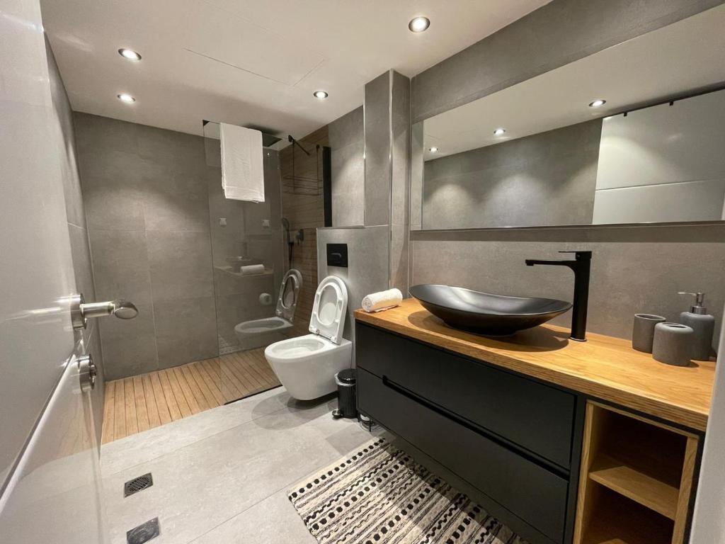 a bathroom with a sink and a toilet at 4 חדרים מרווחת 138 מ"ר חניה חינם קרוב לים in Eilat