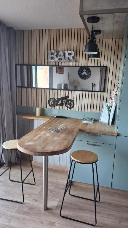 une table avec deux tabourets et un bar dans une pièce dans l'établissement TERRA BELLA 2, à Grosseto-Prugna