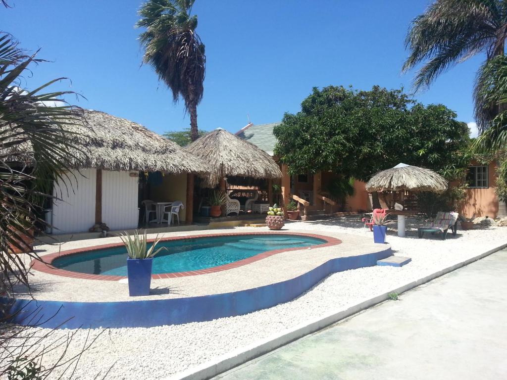 una piscina frente a una casa en Villa Punta Salina, en Palm-Eagle Beach