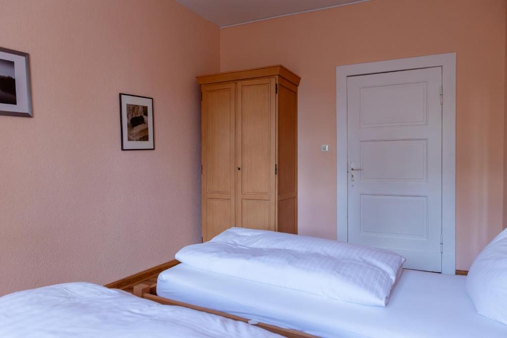 Klosterhotel Lehnin - Tweepersoonskamer Met Gedeelde Douche En Toilet