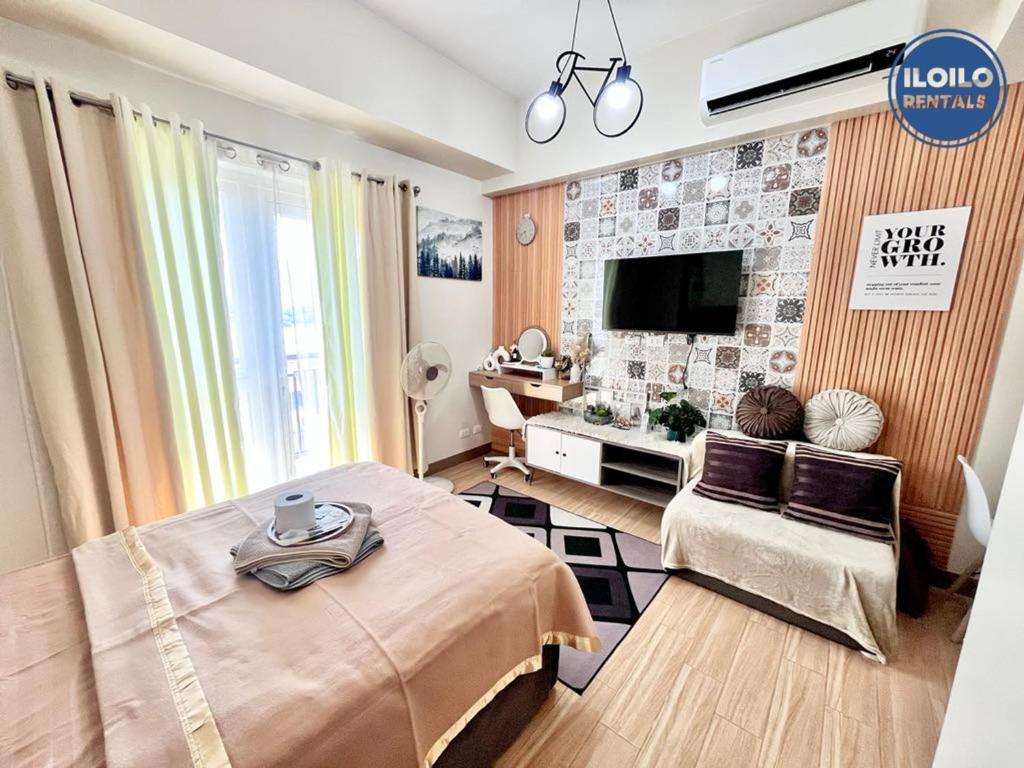 TV a/nebo společenská místnost v ubytování Room in Condo - The Bs Crib Saint Dominique