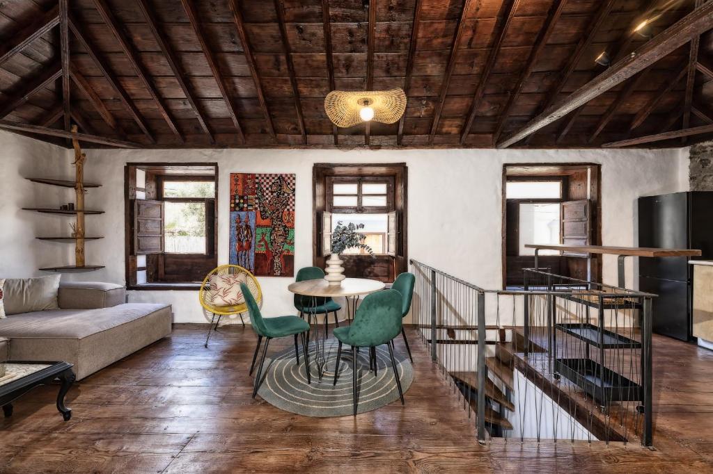 un soggiorno con tavolo e sedie di Casa Tea, un lugar con encanto a Tazacorte