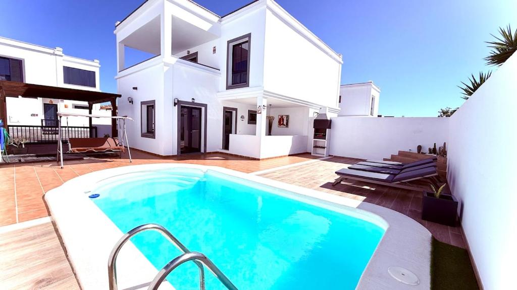 een villa met zwembad voor een huis bij Casa Lomas in Playa Blanca
