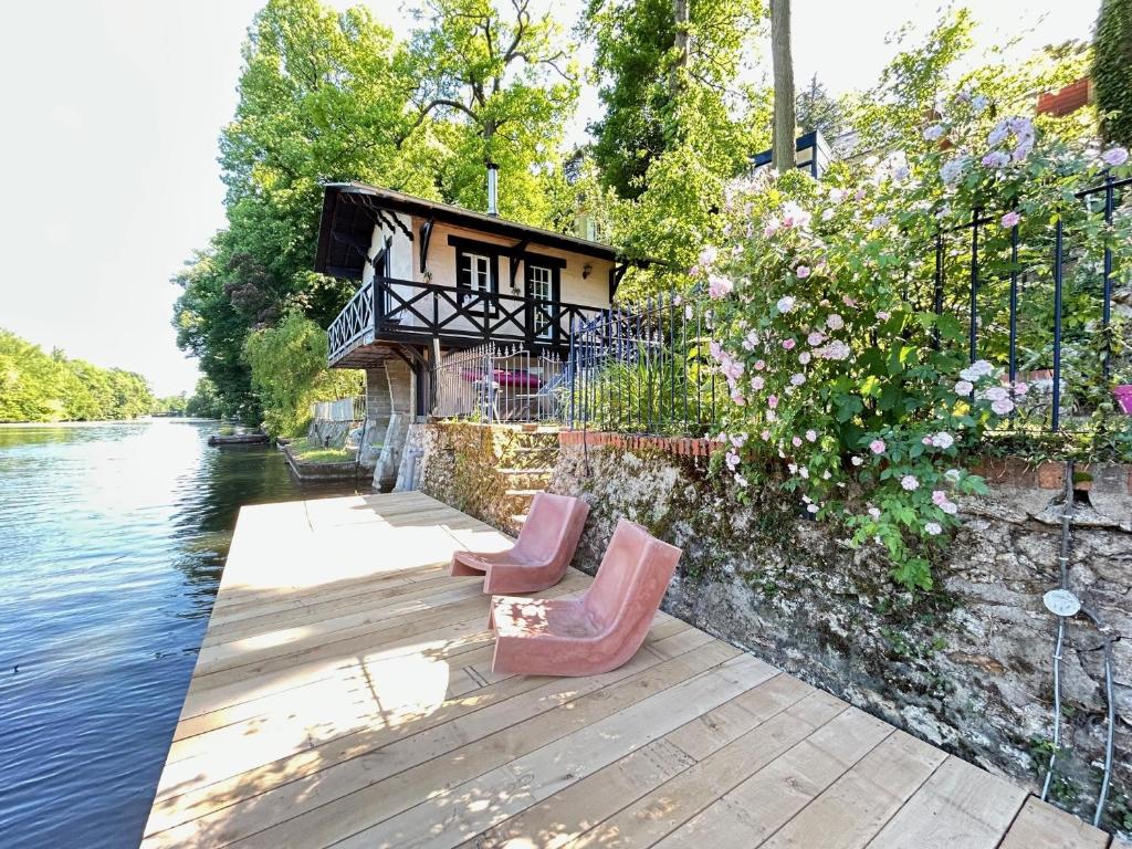 Κήπος έξω από το Le chalet bucolique au bord de l'eau