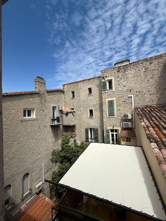 une vue de tête d'un bâtiment avec un toit blanc dans l'établissement Appartement au cœur du Vieil Antibes, à Antibes