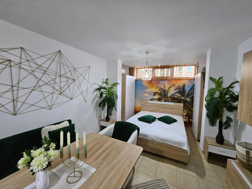 Ένα ή περισσότερα κρεβάτια σε δωμάτιο στο Tropical Chic for Two, Basement Studio Escape by Flat Mаnager