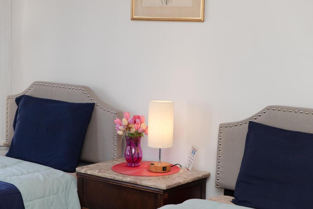 Posezení v ubytování 3 Bedroom Gem! King, Full & Twin Beds, Sauna with Free Parking plus more