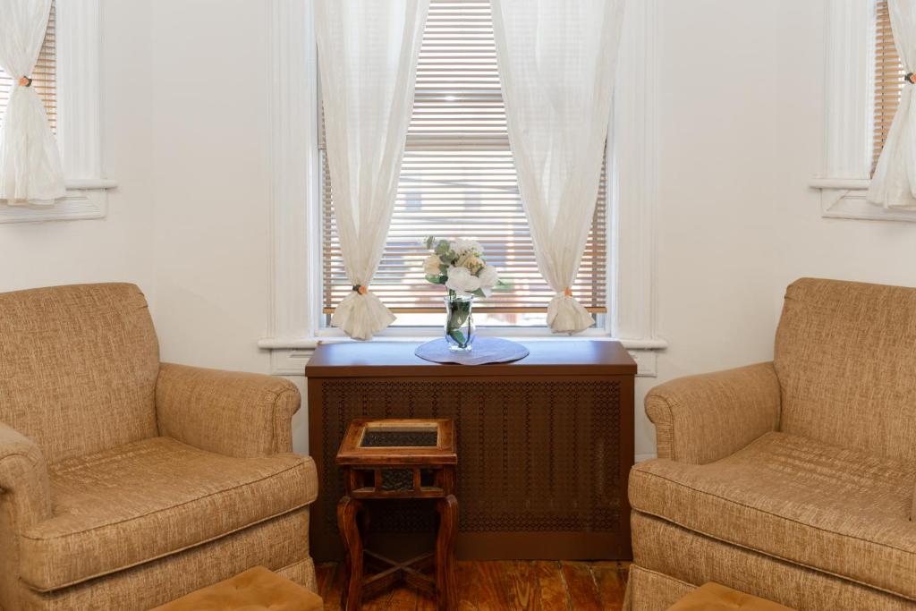 Posezení v ubytování 3 Bedroom Gem! King, Full & Twin Beds, Sauna with Free Parking plus more