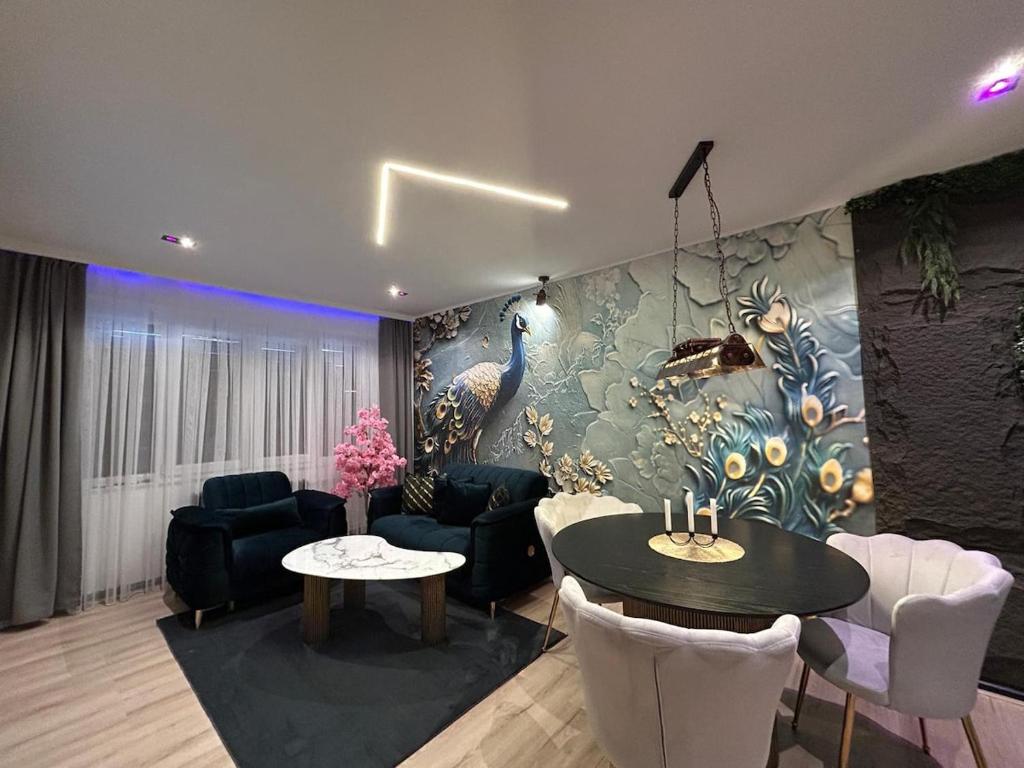 - un salon orné d'une fresque murale représentant des paons dans l'établissement Le Prestige Spa jacuzzi et sauna traditionnel, à Mulhouse