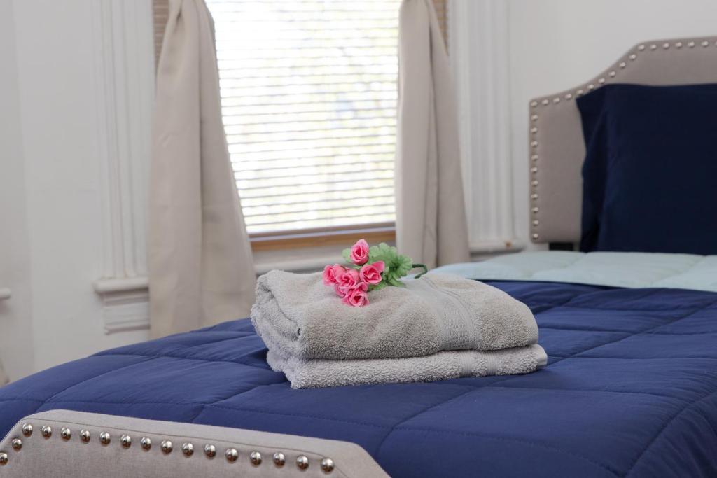 Postel nebo postele na pokoji v ubytování 3 Bedroom Gem! King, Full & Twin Beds, Sauna with Free Parking plus more