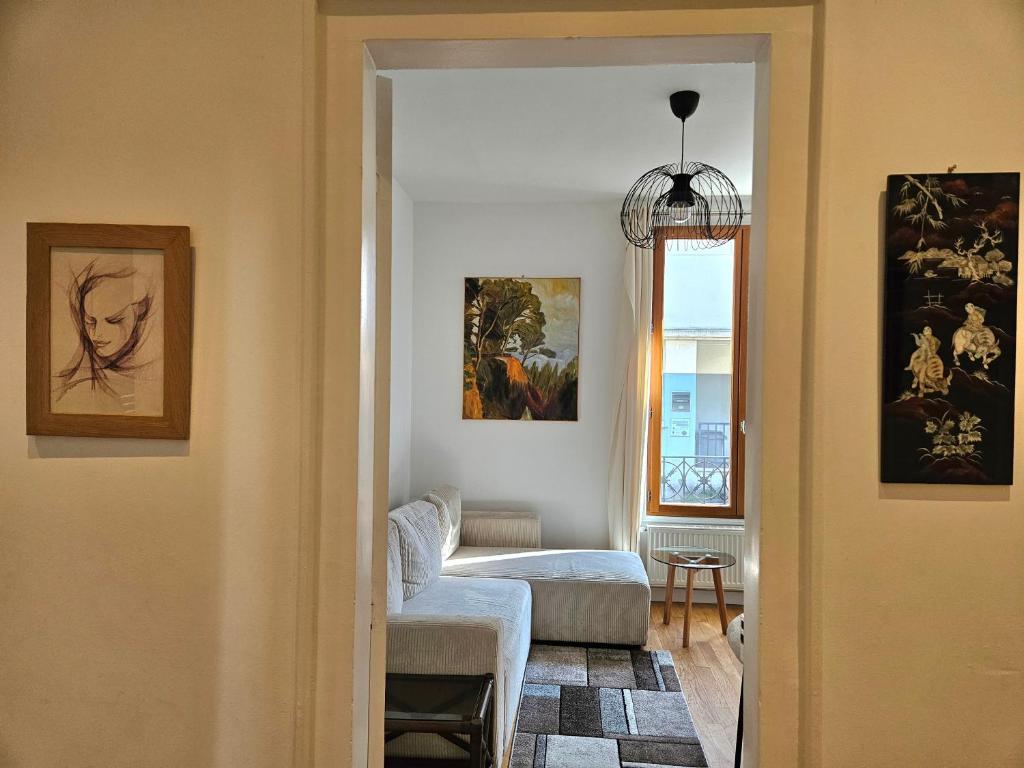 un salon avec un canapé et une chaise dans l'établissement Charmant 3 pièces Rueil Malmaison cœur de ville, à Rueil-Malmaison