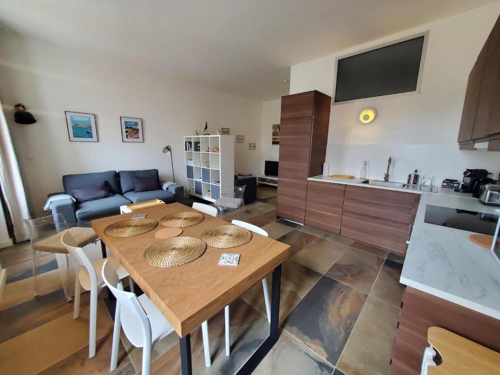 une cuisine et un salon avec une table et un canapé dans l'établissement Bienvenue à Sanary ! A deux pas du port, à Sanary-sur-Mer