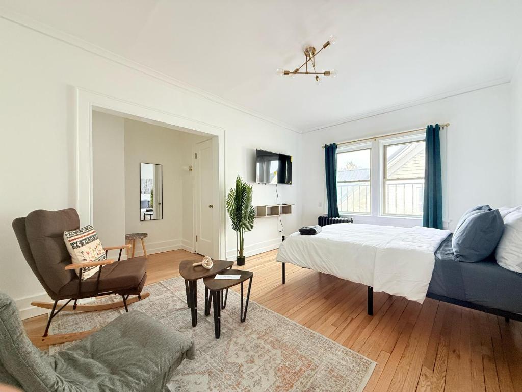 a bedroom with a bed and a living room at Your Cozy-studiohighfallstvkitchenrochestdt in Rochester