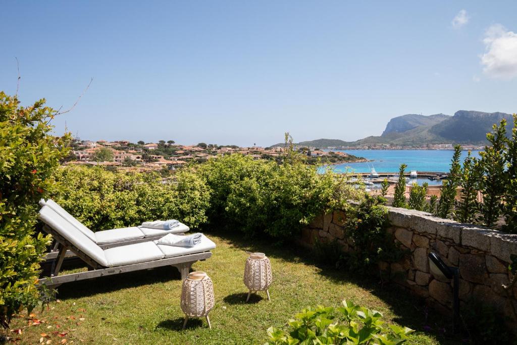 Un jardín con un sofá y vista al mar. en Casa Acqua e Pietra by Wonderful Italy, en Casa Tamponi