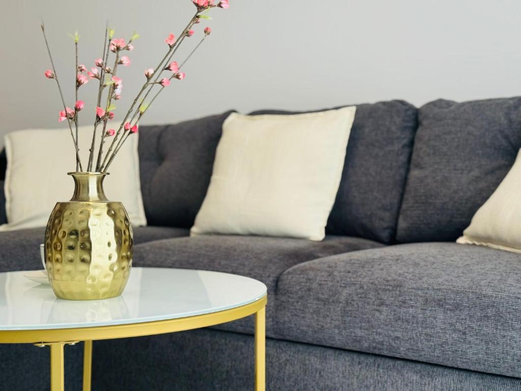 a vase sitting on a table next to a couch at Apartament Bulwary 7 in Oświęcim