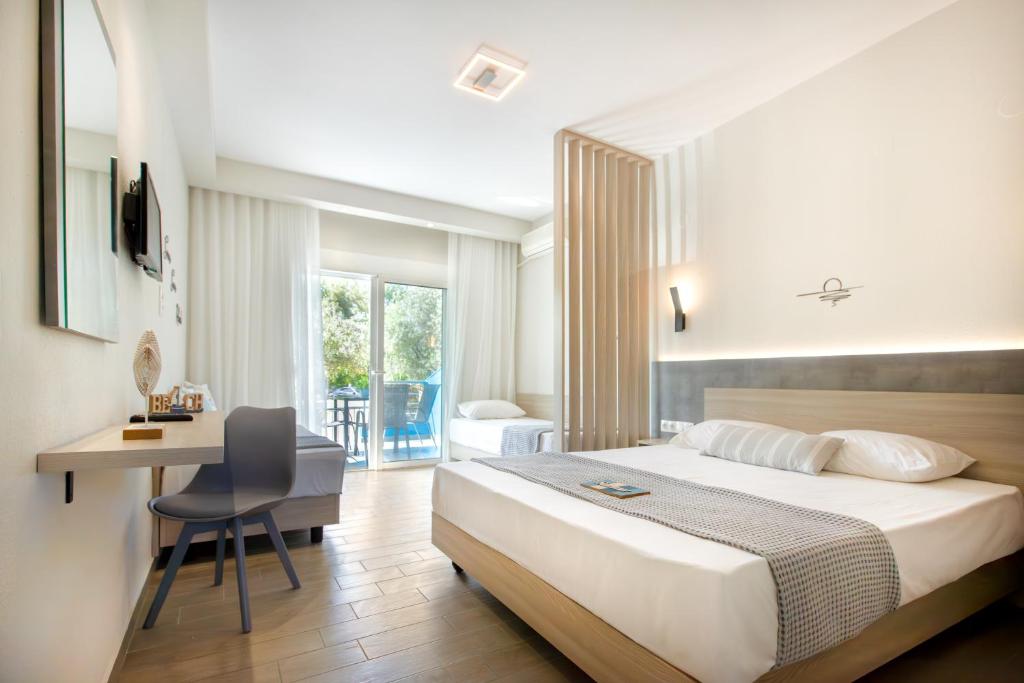 Postel nebo postele na pokoji v ubytování Akti Liakada Hotel