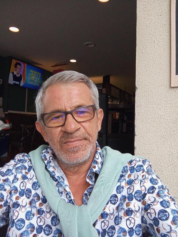 un homme âgé portant des lunettes et un foulard dans l'établissement viva normandie, à Sainte-Gauburge-Sainte-Colombe