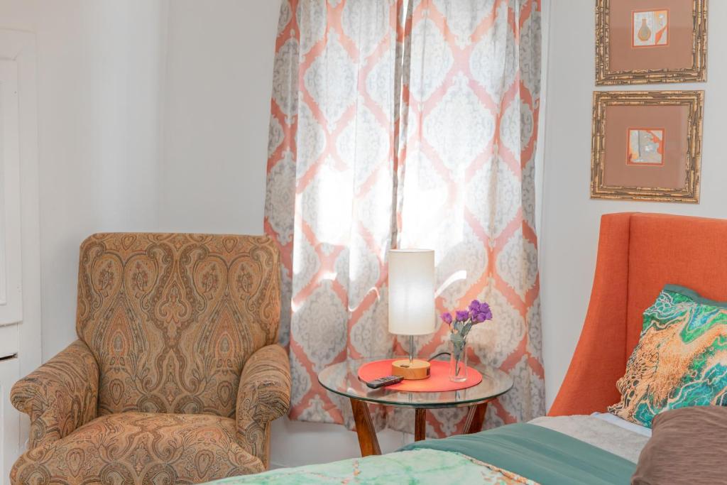 Posezení v ubytování 3 Bedroom Gem! King, Full & Twin Beds, Sauna with Free Parking plus more