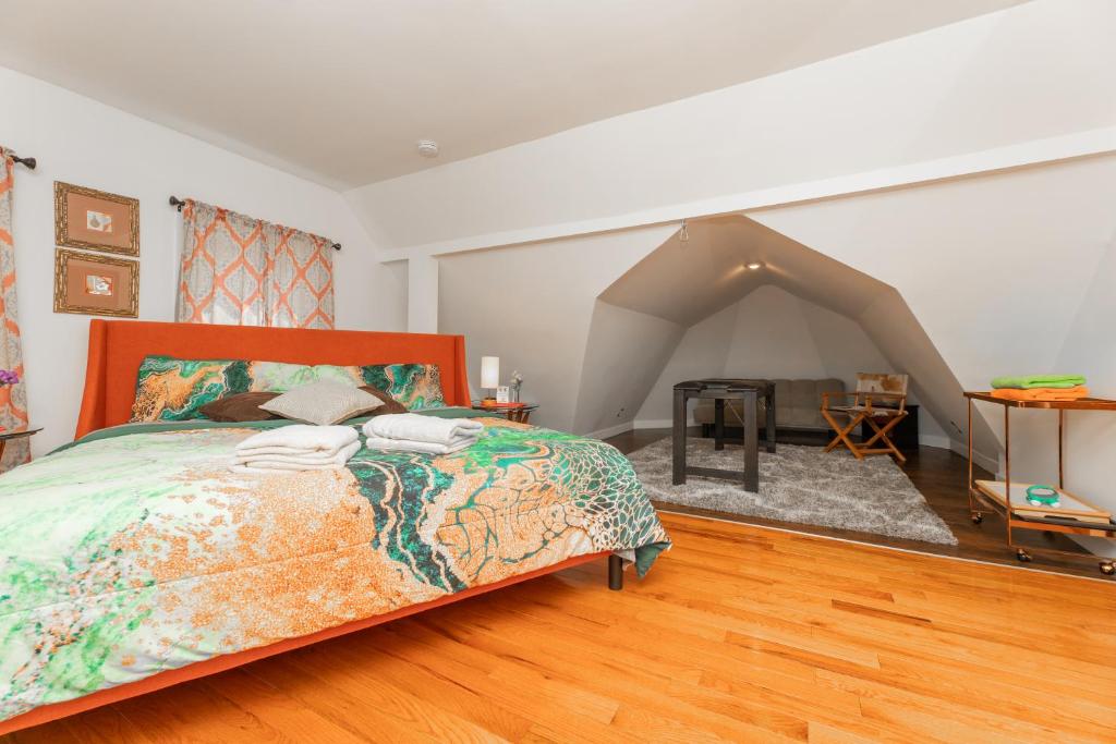 Postel nebo postele na pokoji v ubytování 3 Bedroom Gem! King, Full & Twin Beds, Sauna with Free Parking plus more