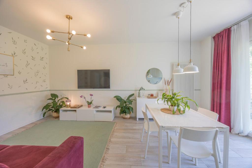 een woonkamer met een witte tafel en stoelen bij Appartamenti Villa Andrea in Garda