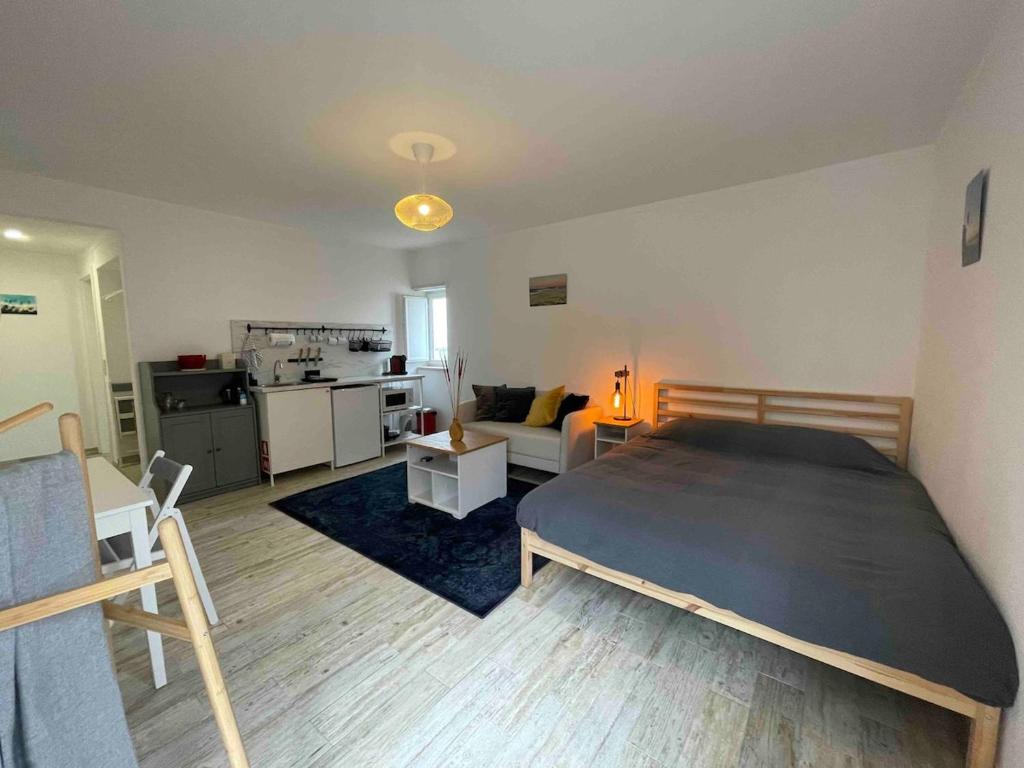 Η κουζίνα ή μικρή κουζίνα στο Spacious Studio in Sunny Villa Minutes to Beach