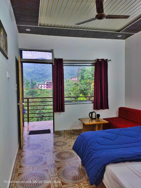 Postel nebo postele na pokoji v ubytování Shiv Shankar Resort