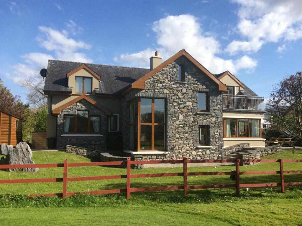 una casa con una recinzione di fronte di Golf Course View a Kenmare