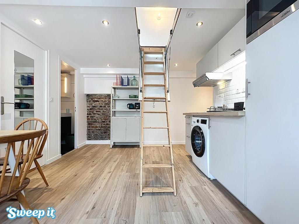 une échelle dans une cuisine avec buanderie dans l'établissement Calm & Cozy Flat Flowered Alley Sleeps 4, à Paris