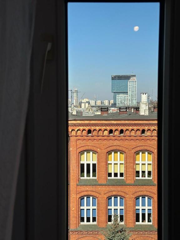 widok na duży budynek ceglany z okna w obiekcie Hostel J17 w mieście Katowice