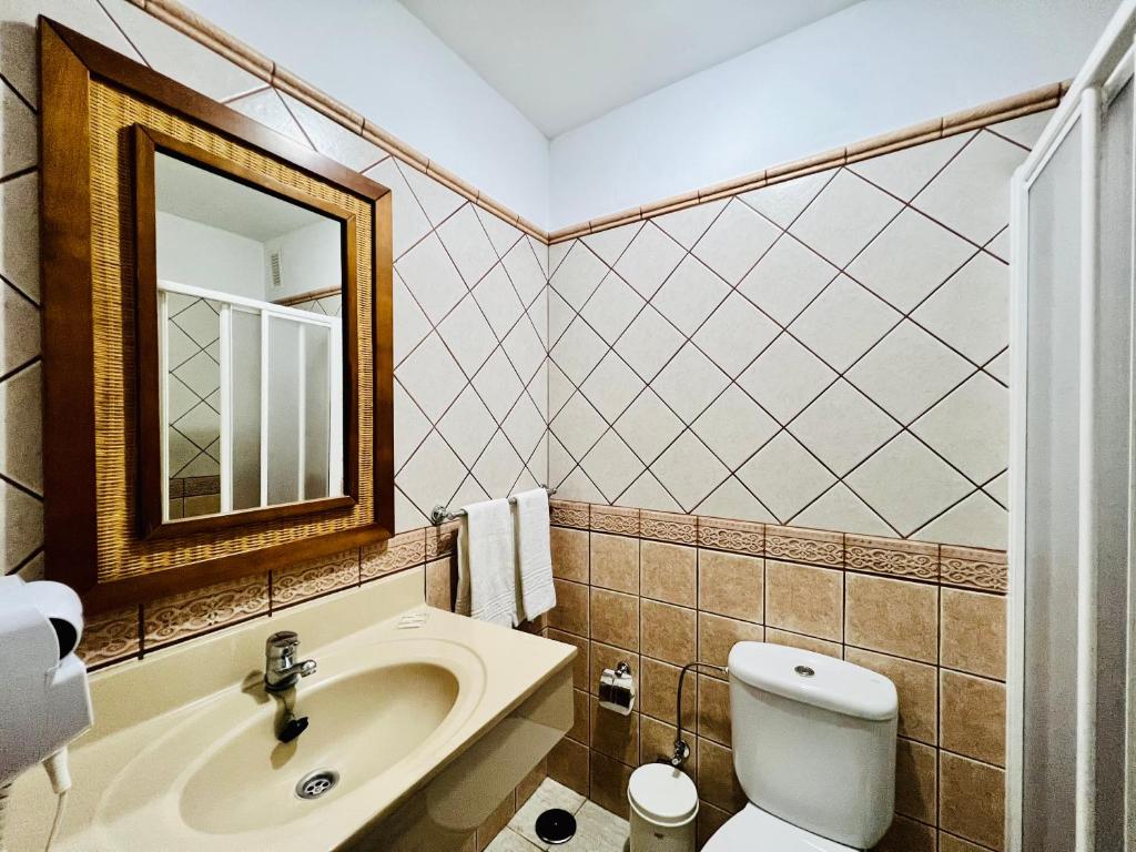 A bathroom at Apartamentos Frontera