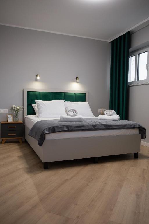Postel nebo postele na pokoji v ubytování Wisteria Hotel