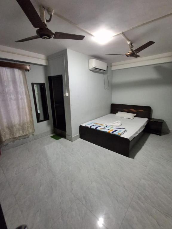 a bedroom with a bed and a ceiling fan at Hotel mountain rangpo in Jāmb