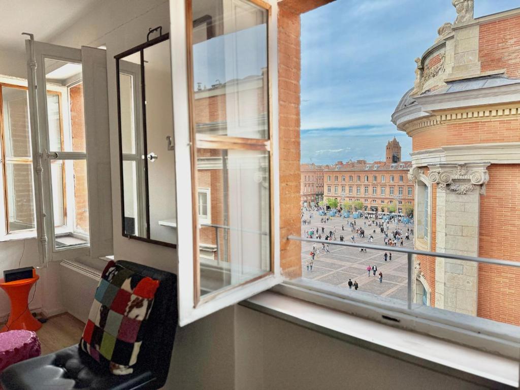 Cette chambre dispose d'une fenêtre offrant une vue sur la ville. dans l'établissement Capitole by Yumē, à Toulouse