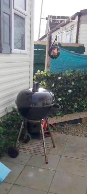 una griglia a carbone posizionata su un patio accanto a una casa di Beautiful Mobile Home a Tralee