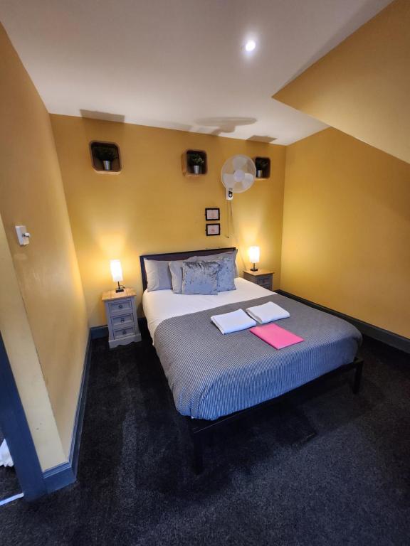 Postel nebo postele na pokoji v ubytování Frederick Douglass - Rooms In The City