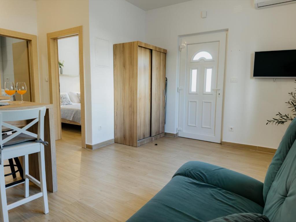 Televízia a/alebo spoločenská miestnosť v ubytovaní Apartments Piscina-Green