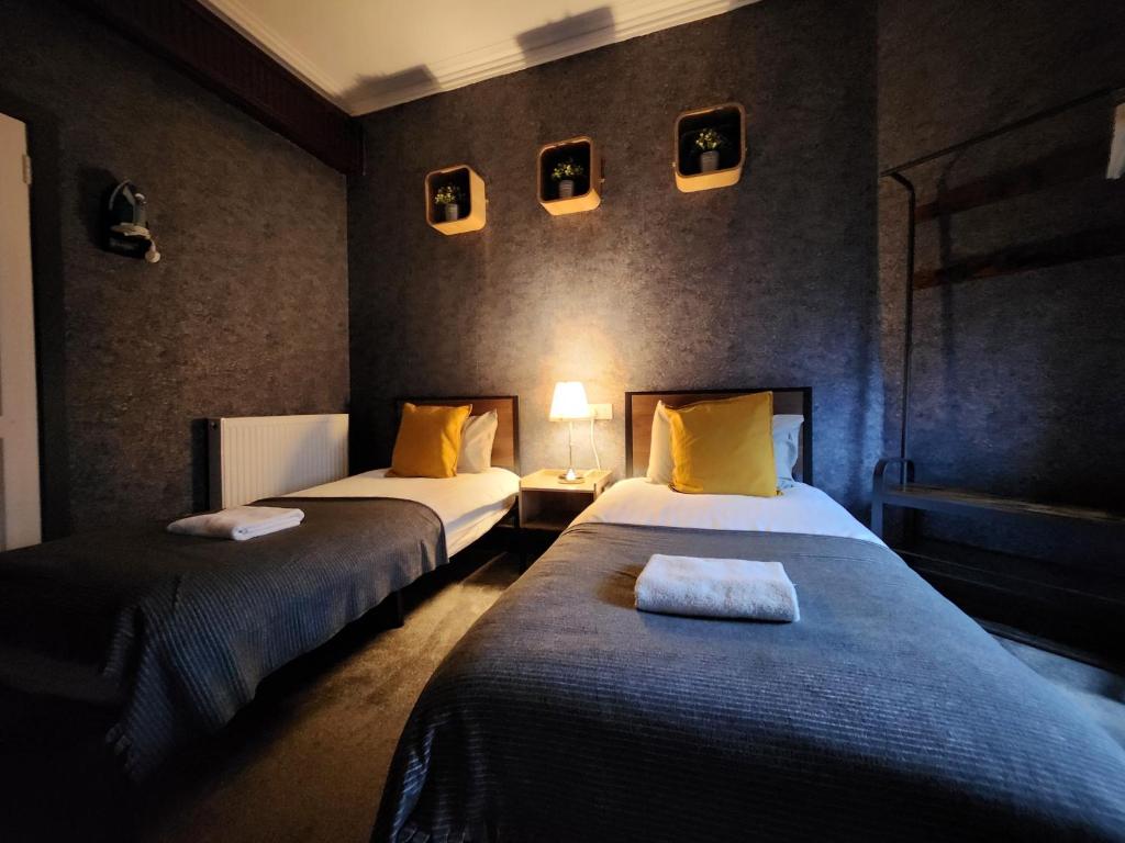 Postel nebo postele na pokoji v ubytování Frederick Douglass - Rooms In The City