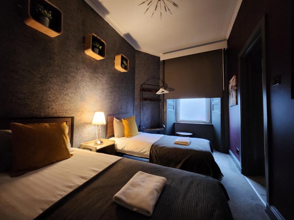 Postel nebo postele na pokoji v ubytování Frederick Douglass - Rooms In The City