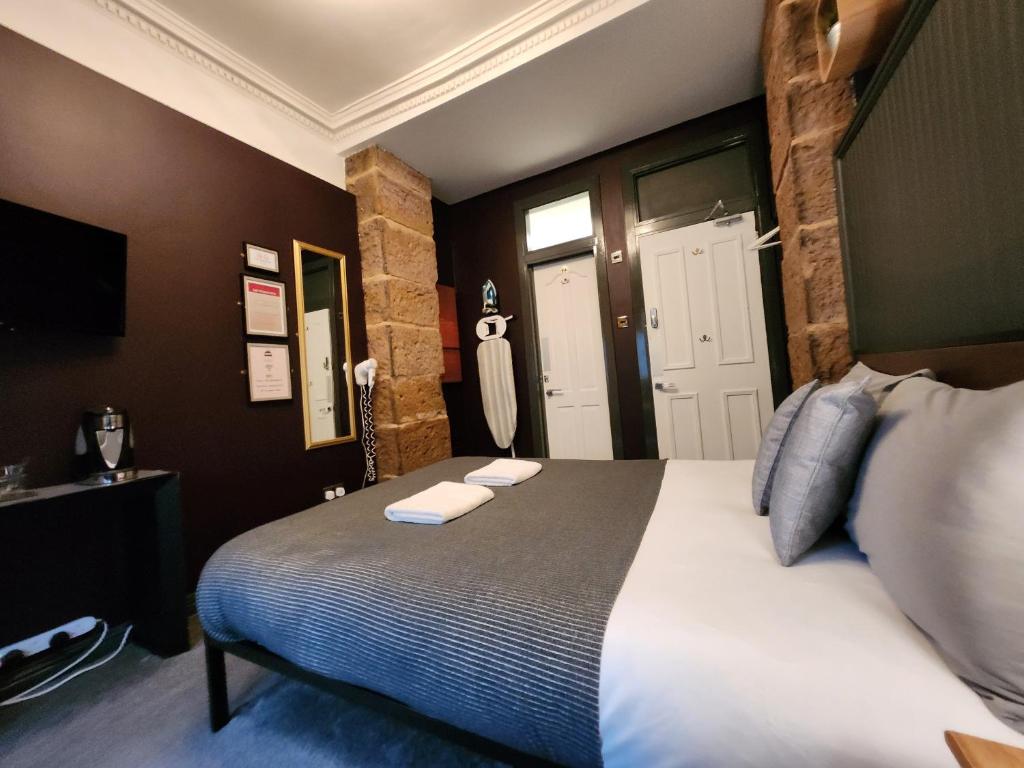 Postel nebo postele na pokoji v ubytování Frederick Douglass - Rooms In The City