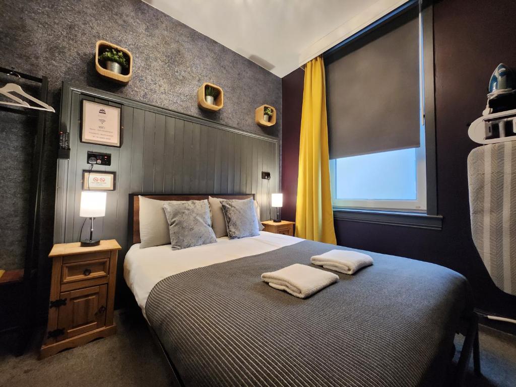 Postel nebo postele na pokoji v ubytování Frederick Douglass - Rooms In The City