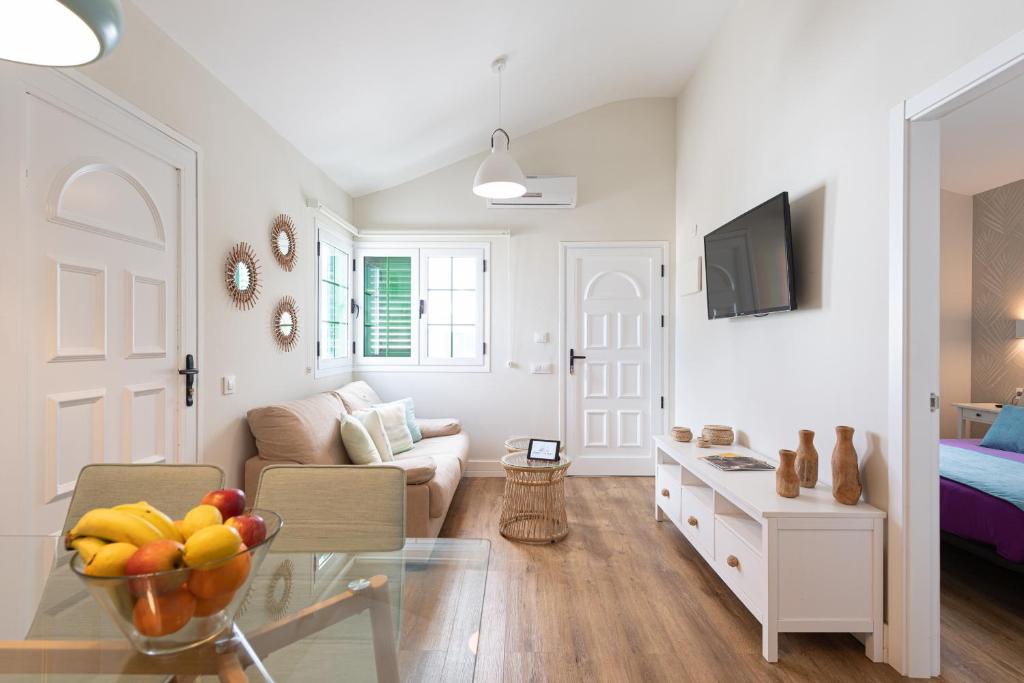 Una sala de estar con una mesa con un bol de fruta. en Cotillo Beachfront Escape, en La Oliva