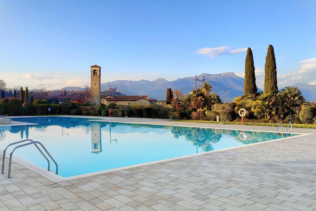 Bazén v ubytování La Terrazza sul Lago - Splendida Vista sul Garda nebo v jeho okolí