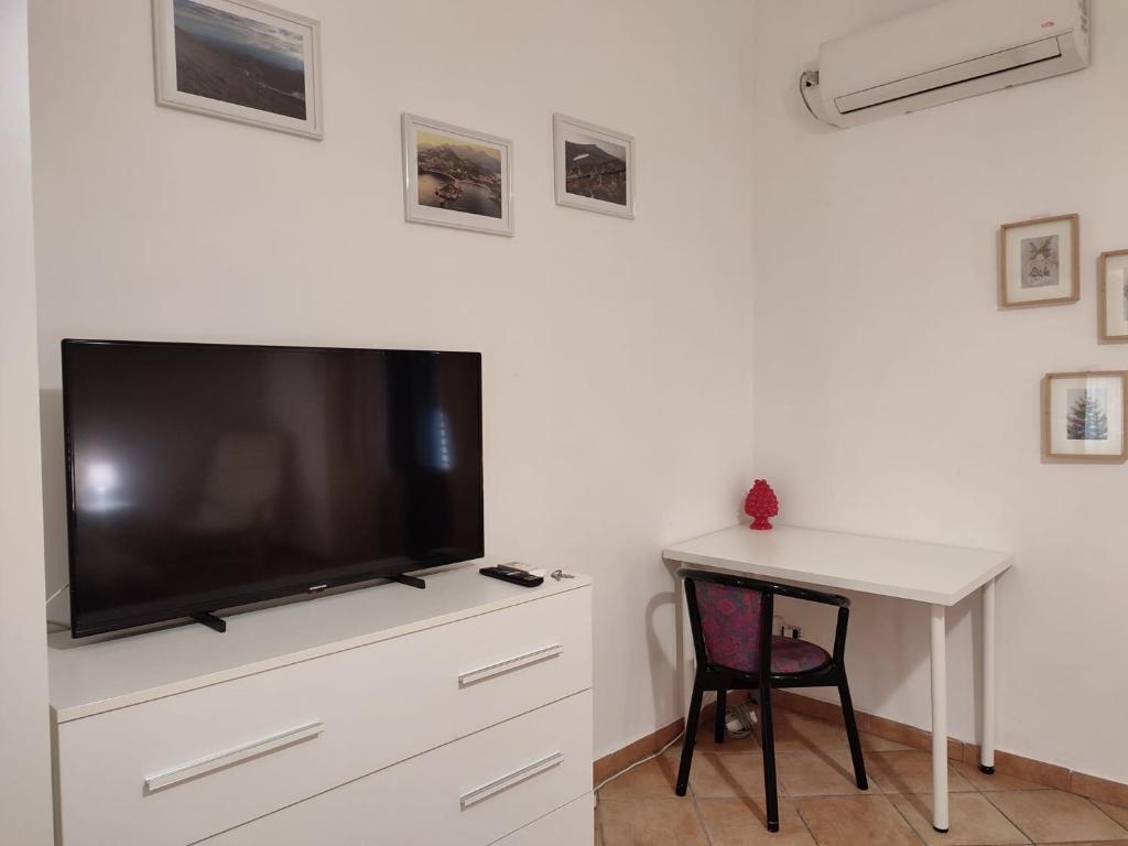 A television and/or entertainment centre at Appartamento Aci Sant'Antonio