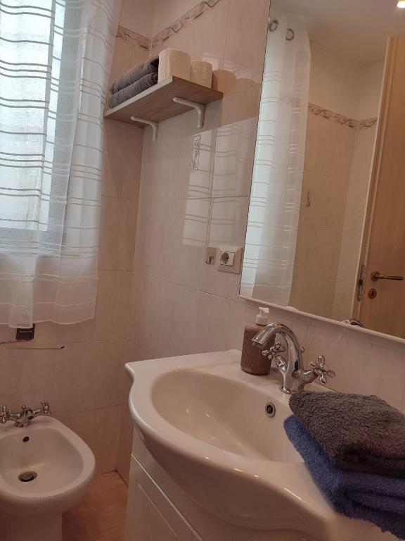 A bathroom at Appartamento Aci Sant'Antonio
