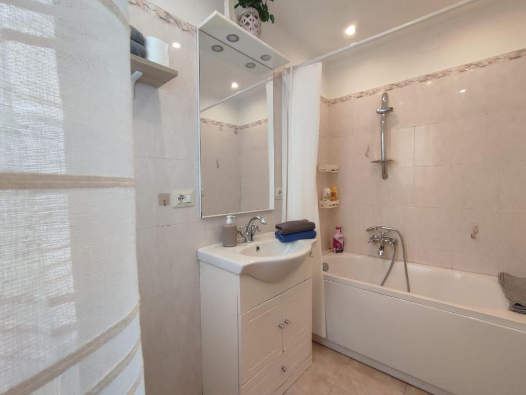 A bathroom at Appartamento Aci Sant'Antonio