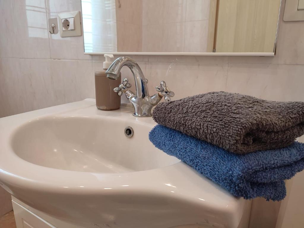 A bathroom at Appartamento Aci Sant'Antonio