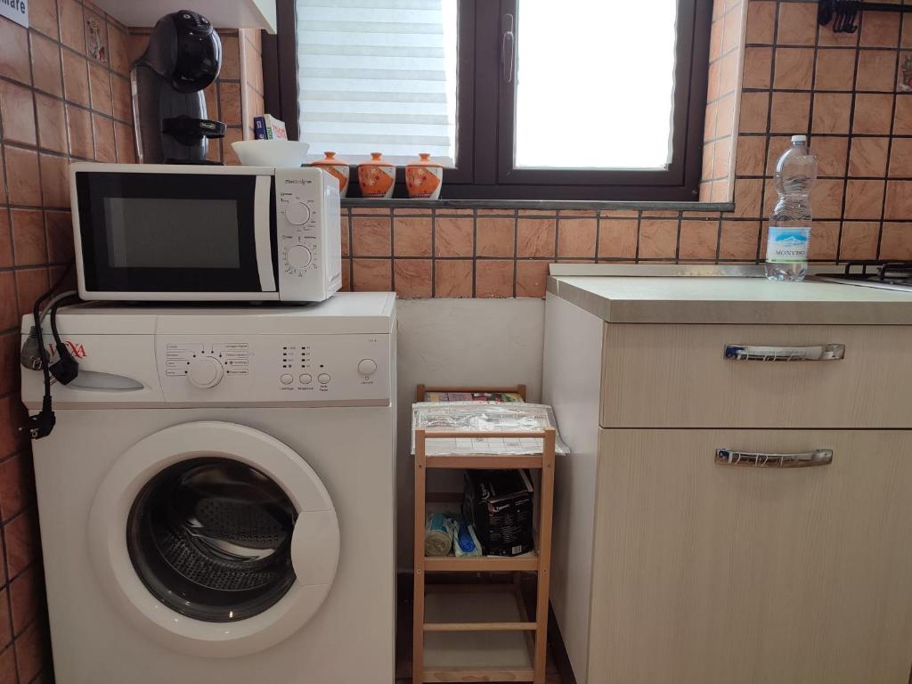 A kitchen or kitchenette at Appartamento Aci Sant'Antonio