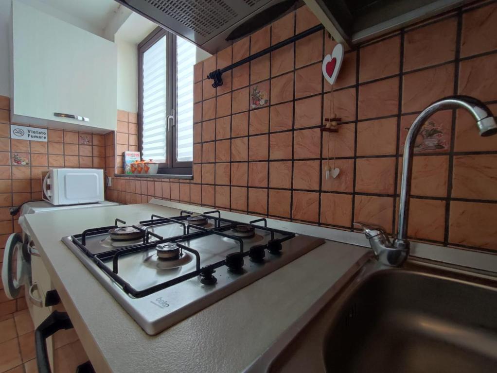 A kitchen or kitchenette at Appartamento Aci Sant'Antonio