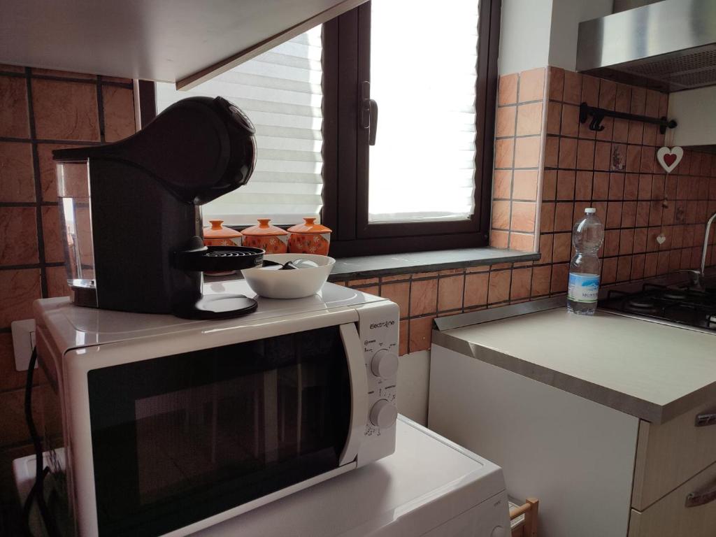 A kitchen or kitchenette at Appartamento Aci Sant'Antonio